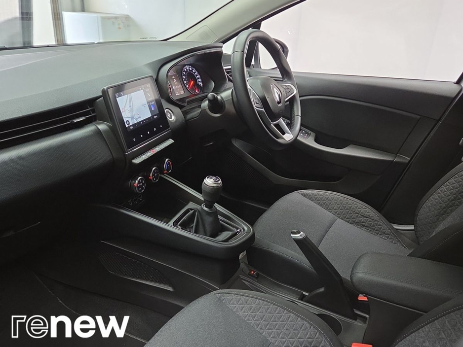 2022 Renault Clio Iconic TCe 90 €15,995