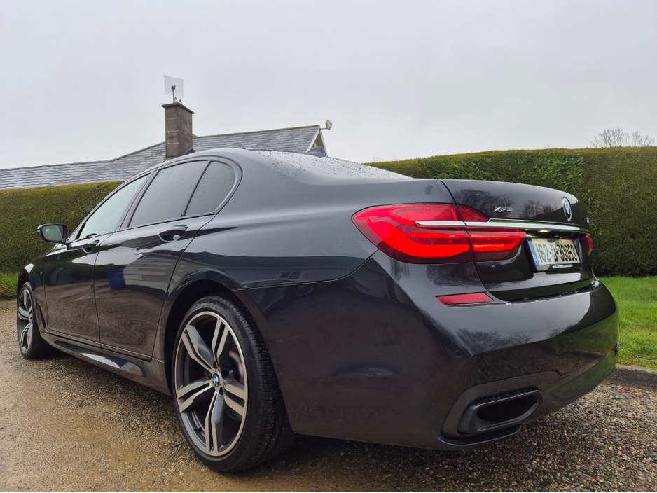 2016 BMW 7 Series - image 3