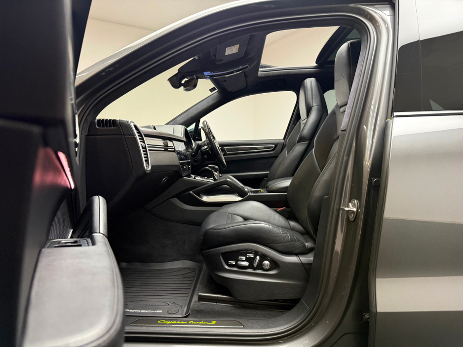 2020 Porsche Cayenne - image 14