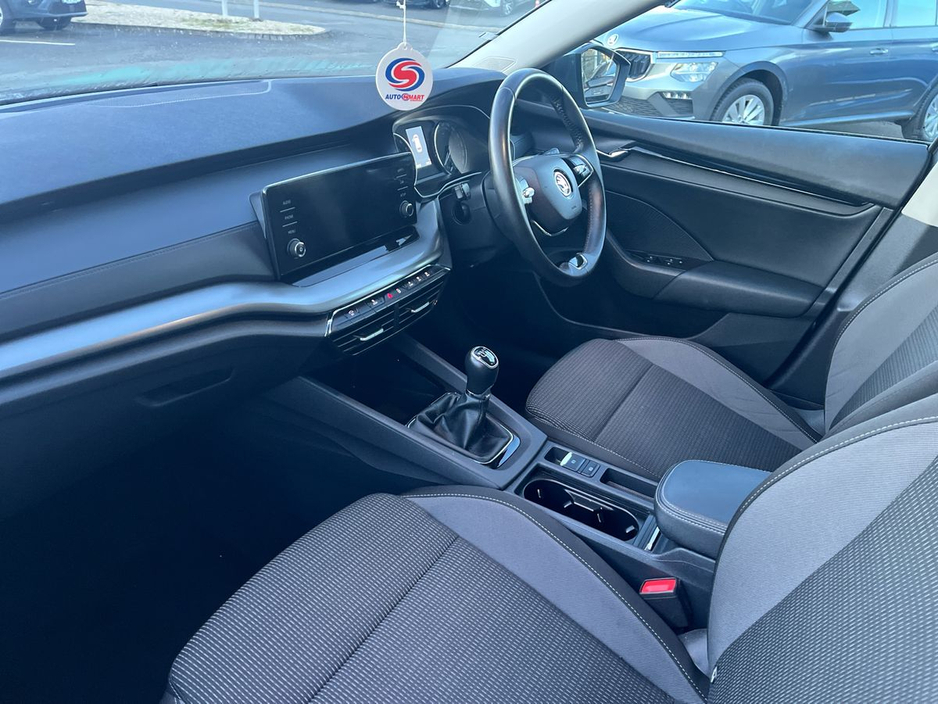 2023 Skoda Octavia - image 2