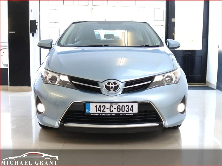 2014 Toyota Auris - image 2