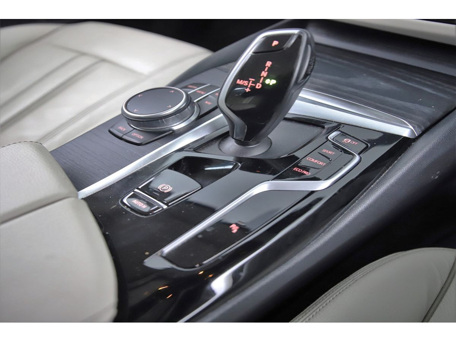 2021 BMW 5 Series - image 17