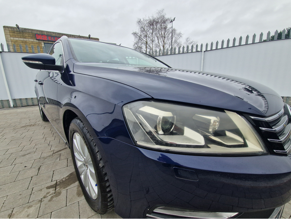 2012 Volkswagen Passat - image 2