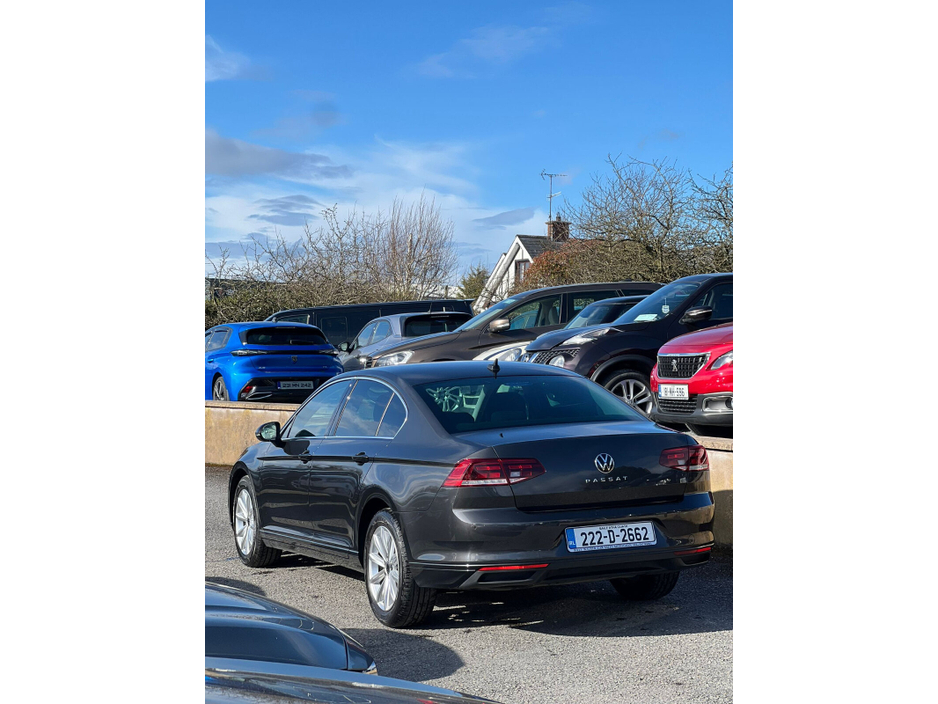 2022 Volkswagen Passat - image 2