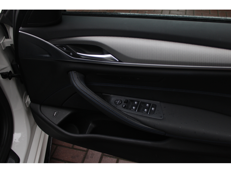 2020 BMW 5 Series - image 10