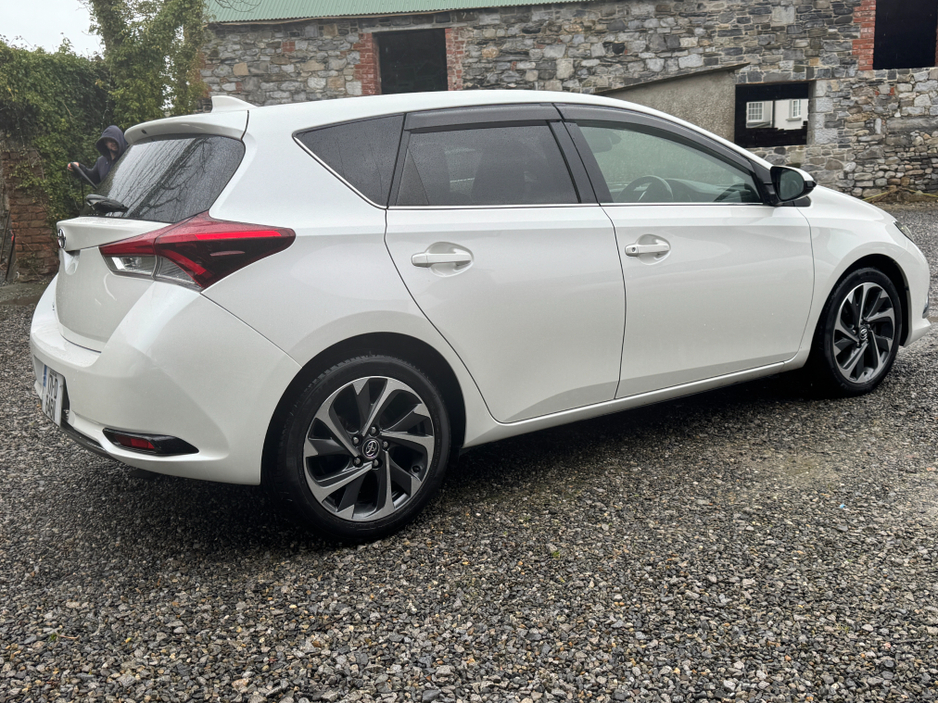 2017 Toyota Auris 1.8 Sport Hybrid €13,450