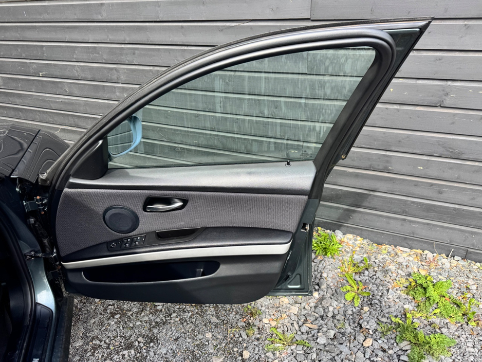 2010 BMW 3 Series - image 14