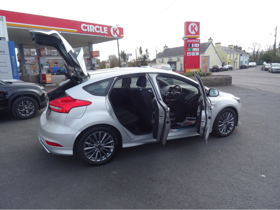 2018 Ford Focus - image 11