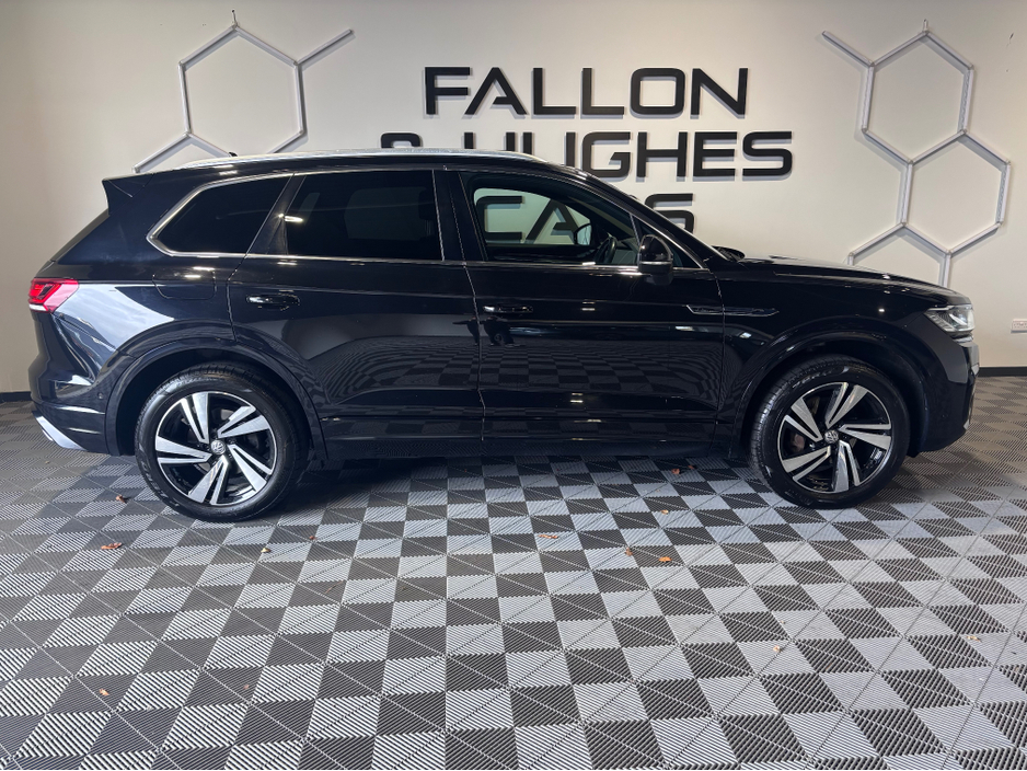 2018 Volkswagen Touareg - image 4