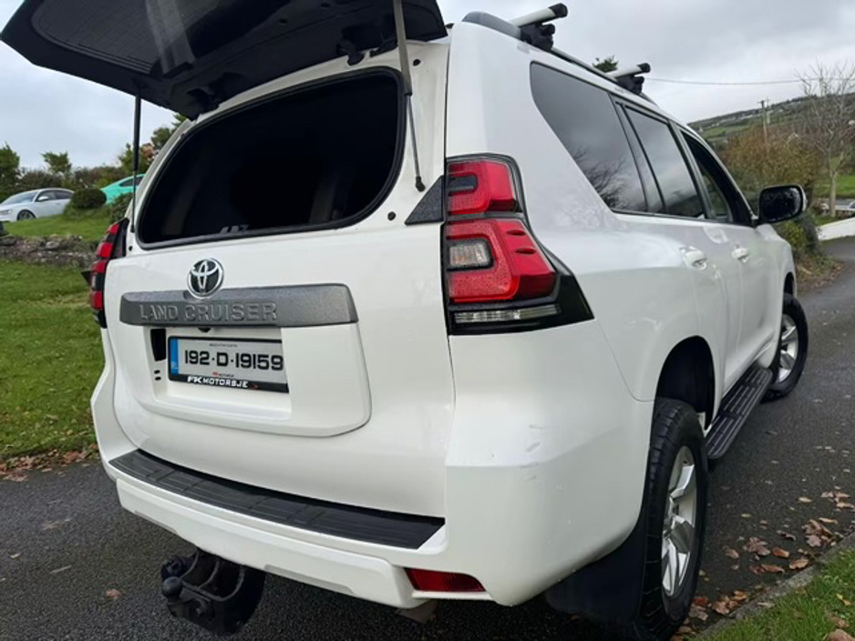 2019 Toyota Landcruiser - image 5