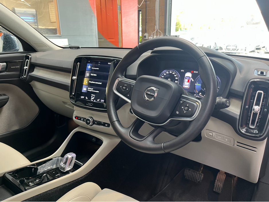 2020 Volvo XC40 - image 8