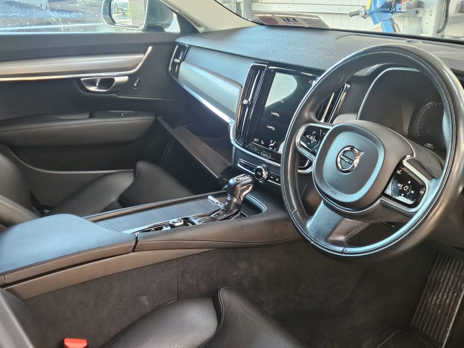 2019 Volvo S90 - image 16