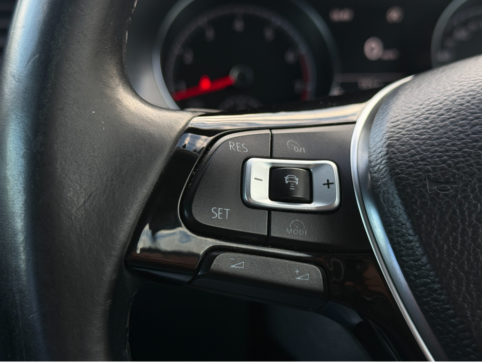 2013 Volkswagen Golf - image 18