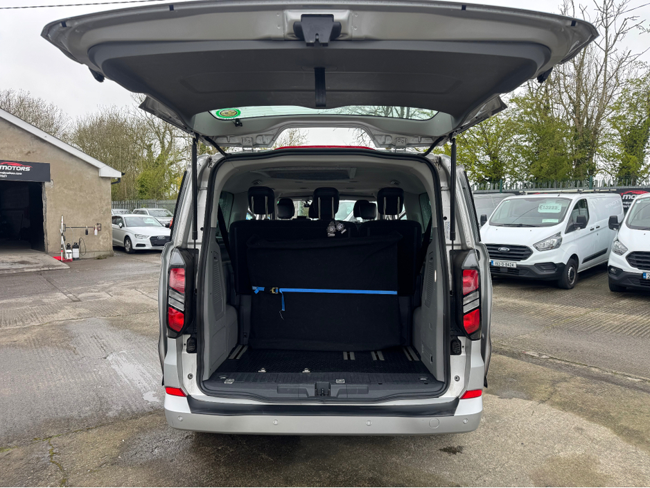 2025 Ford Tourneo Custom - image 14