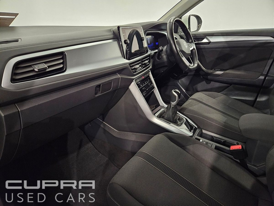 2023 Volkswagen T-Roc - image 8