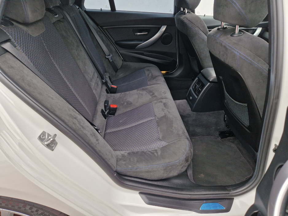 2013 BMW 3 Series - image 25