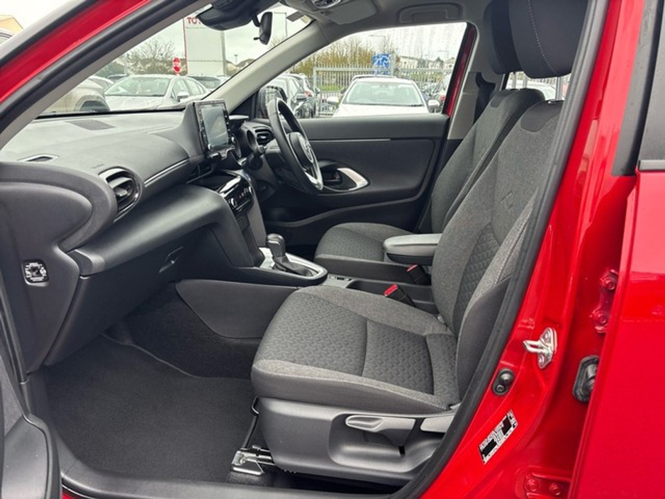 2024 Toyota Yaris Cross - image 6