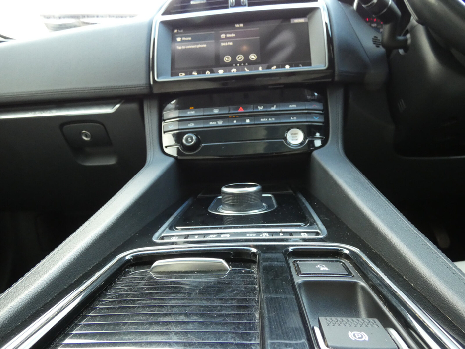 2020 Jaguar F-Pace RWD 2.0 D 180PS Chequered Flag Auto €26,950