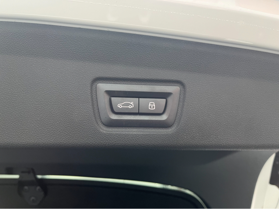 2025 BMW i4 - image 8