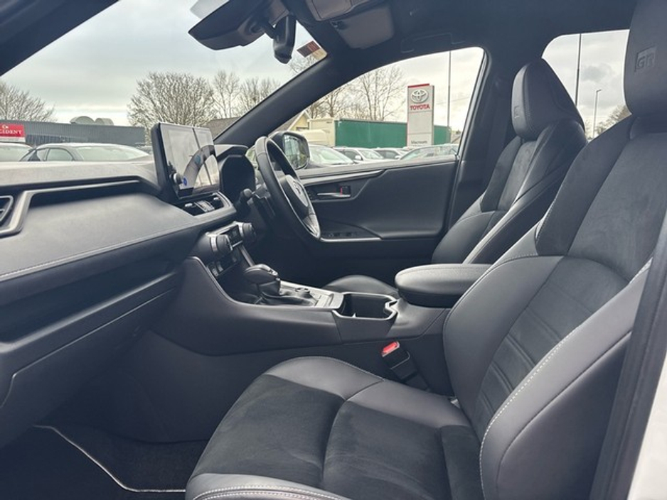 2025 Toyota Rav4 - image 6