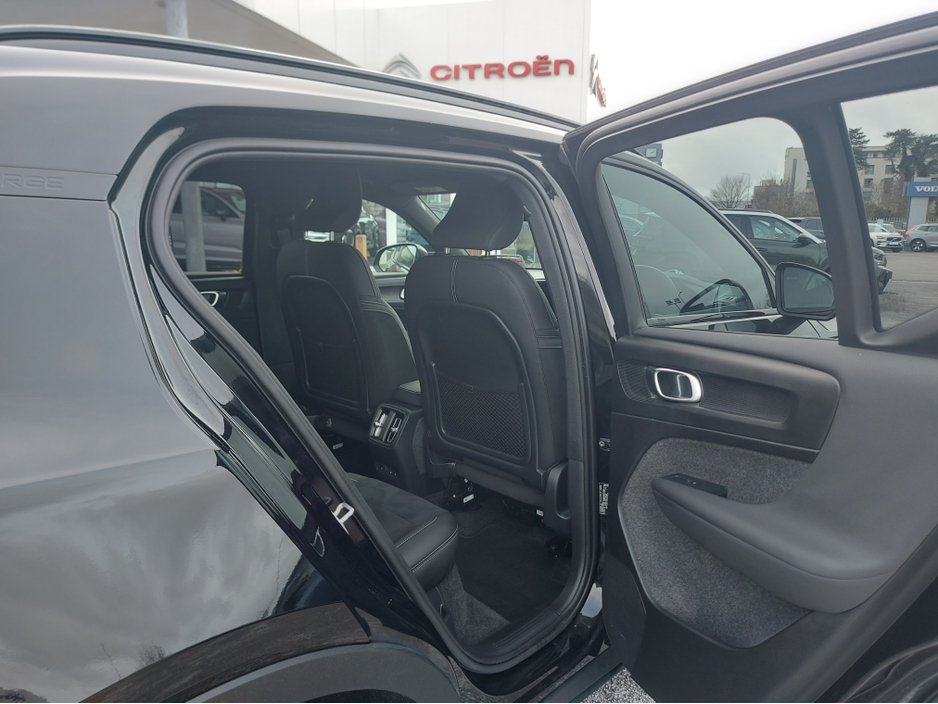 2024 Volvo XC40 - image 15