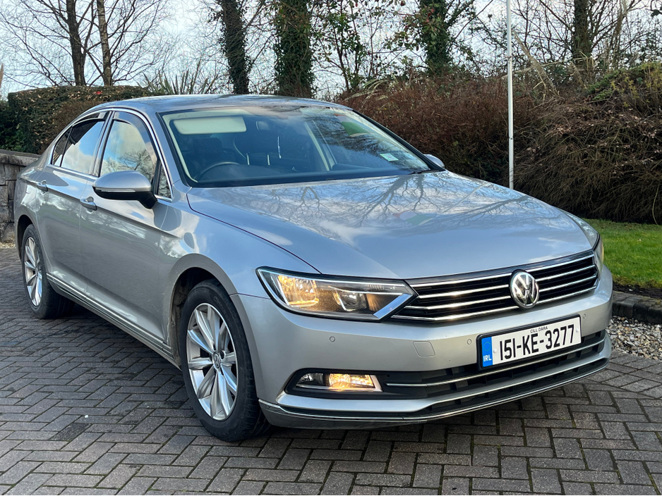 2015 Volkswagen Passat - image 2