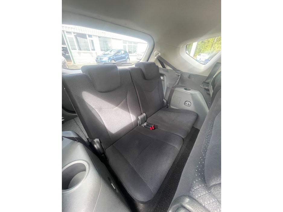 2014 Toyota Prius Alpha - image 9