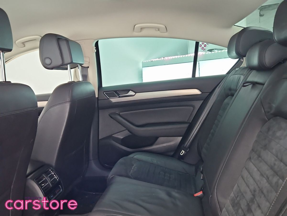 2016 Volkswagen Passat - image 13