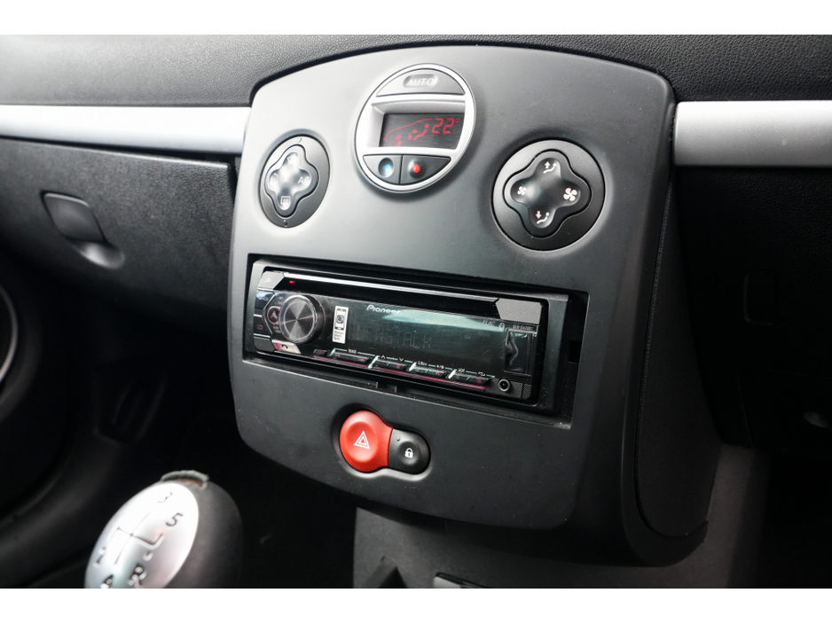 2010 Renault Clio - image 16