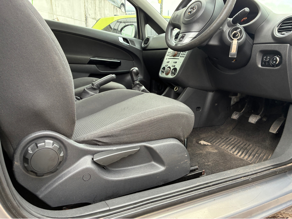 2012 Opel Corsa - image 10