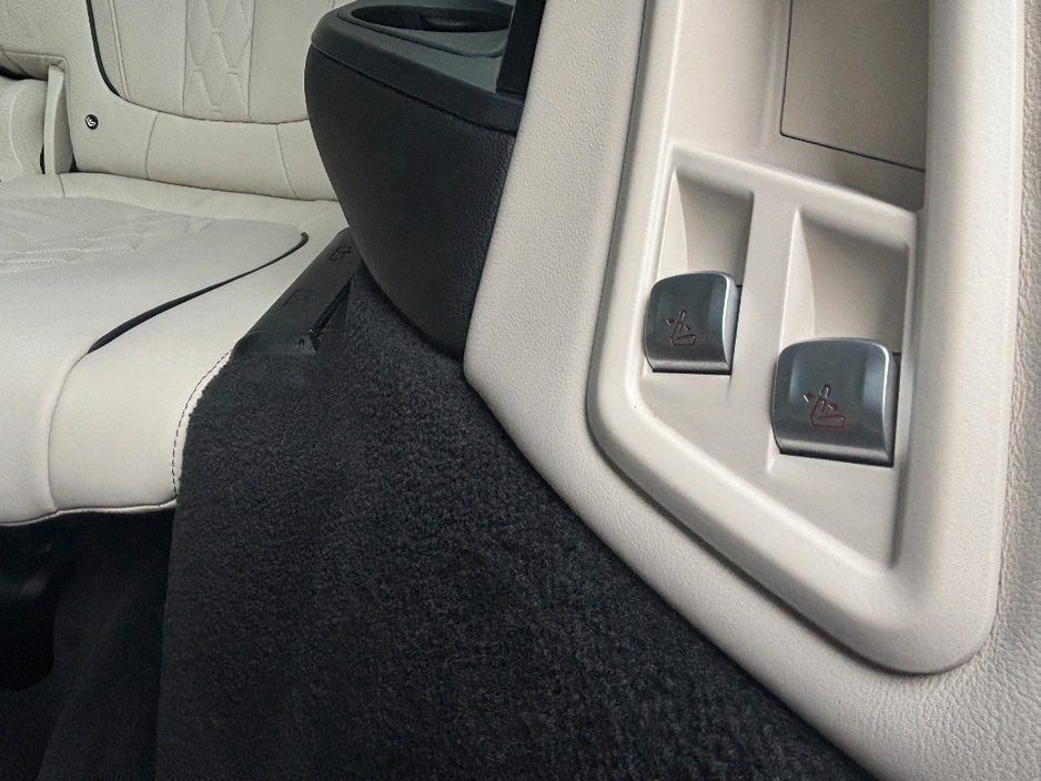 2021 BMW X7 - image 14