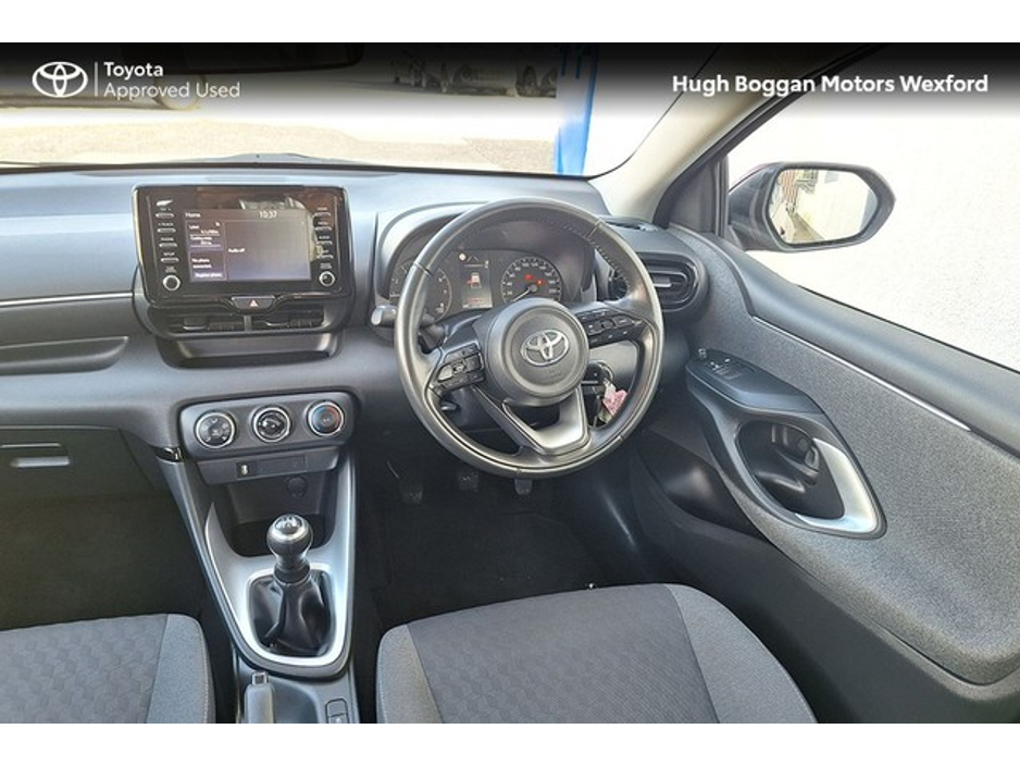 2021 Toyota Yaris - image 9