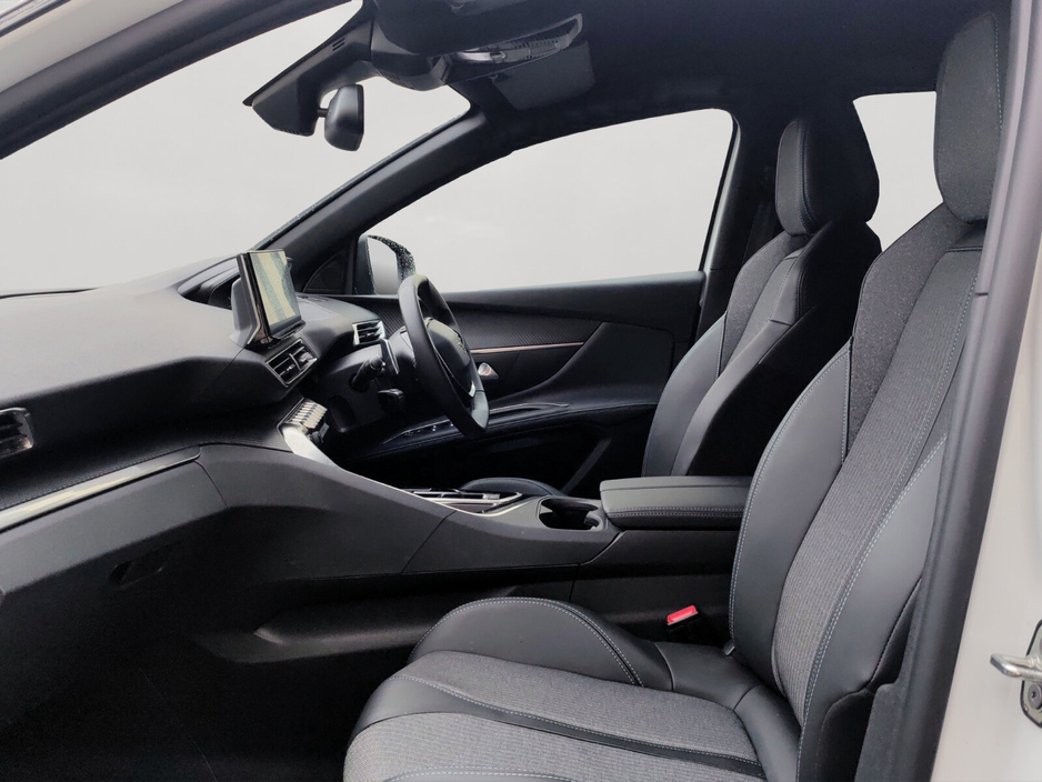 2025 Peugeot 5008 - image 17