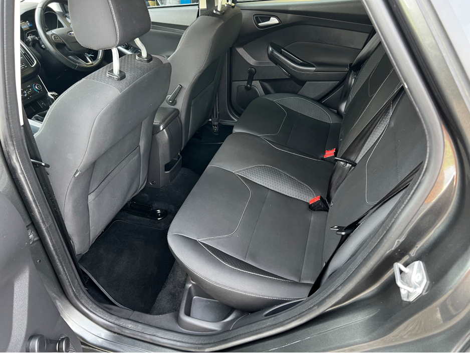 2016 Ford Focus - image 6