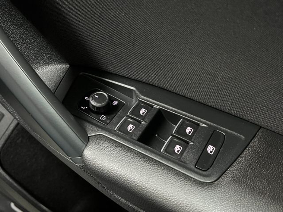 2023 Volkswagen Tiguan - image 37