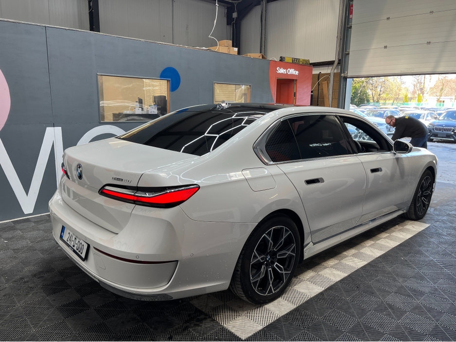 2024 BMW i7 - image 2