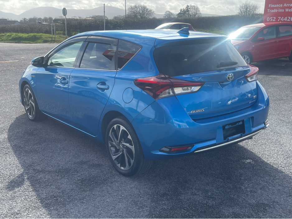 2016 Toyota Auris - image 5