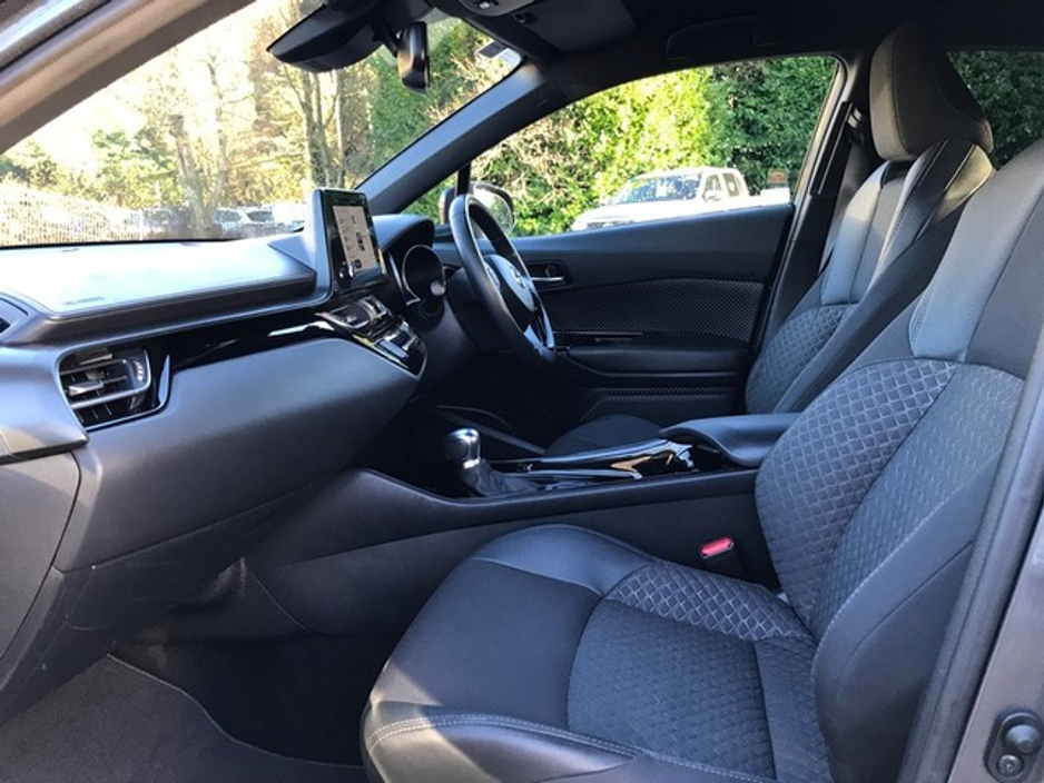 2022 Toyota C-HR - image 6