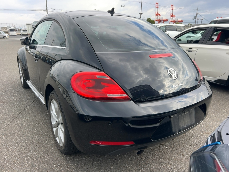 2014 Volkswagen Beetle - image 3