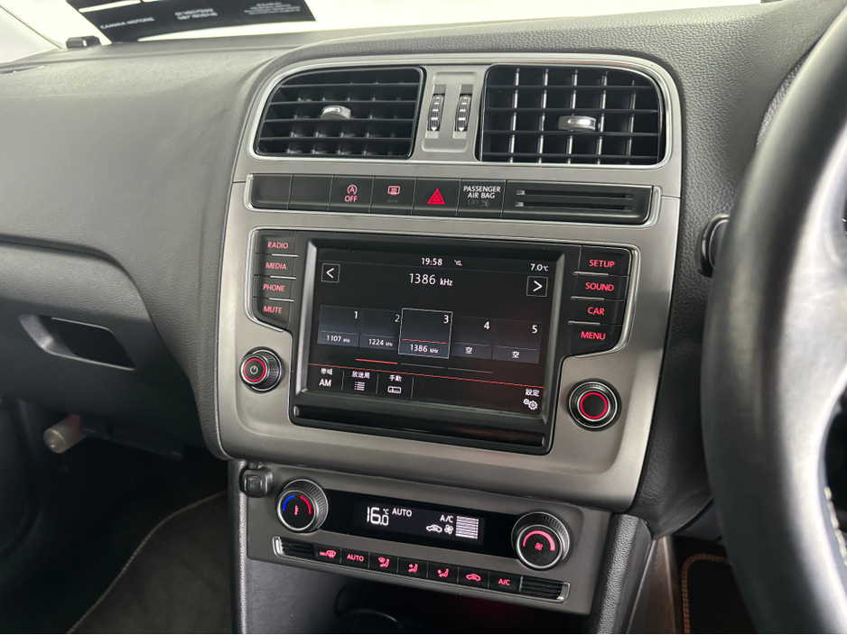 2015 Volkswagen Polo - image 8