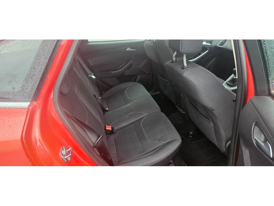 2015 Ford Focus - image 28
