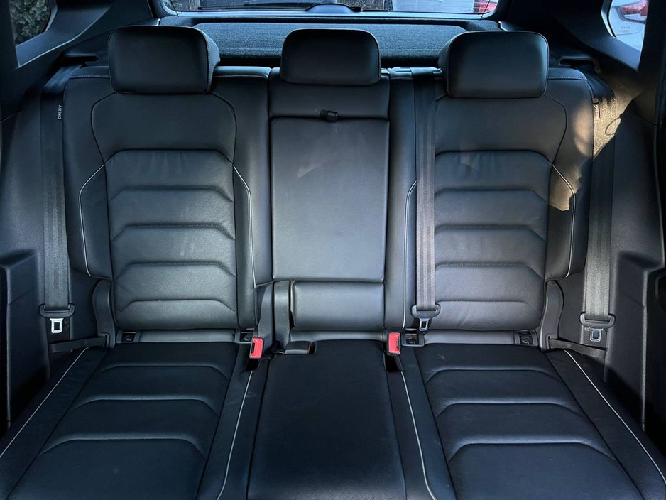 2018 Volkswagen Tiguan R-LINE 2.0 TDI 4MOTION // BLACK EDITION // HEADS-UP DISPLAY // 360 SURROUND PARKING CAMERAS €28,950