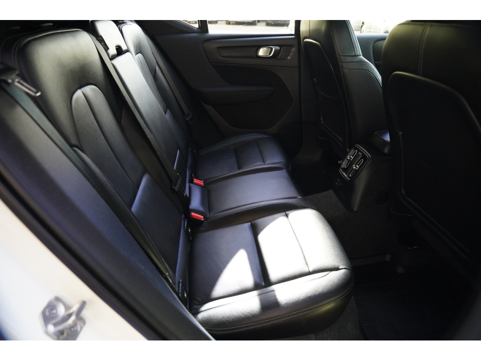 2021 Volvo XC40 - image 15