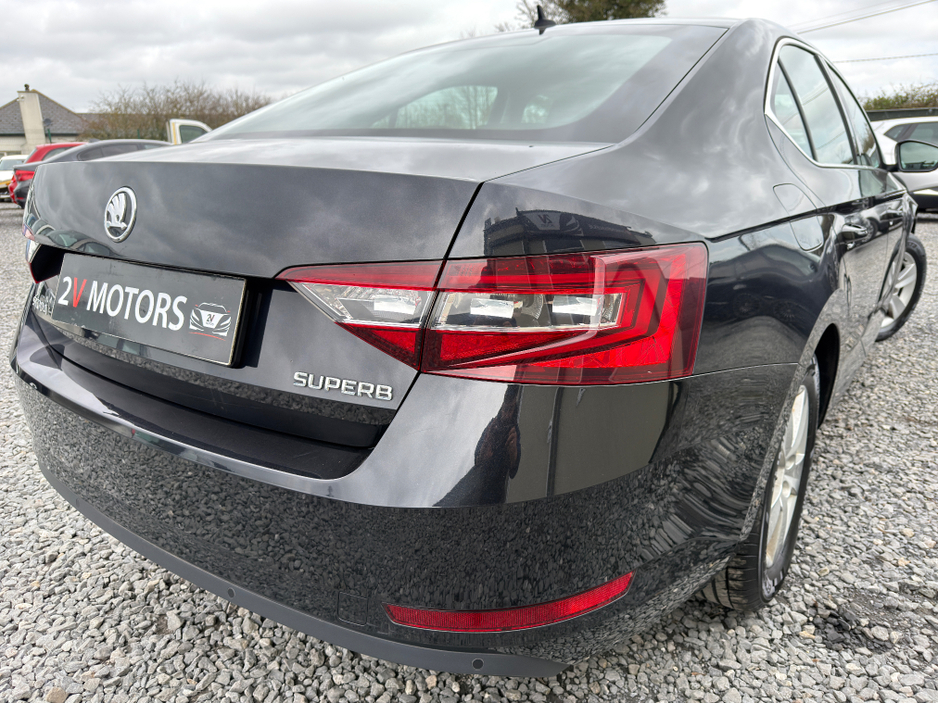 2018 Skoda Superb - image 5