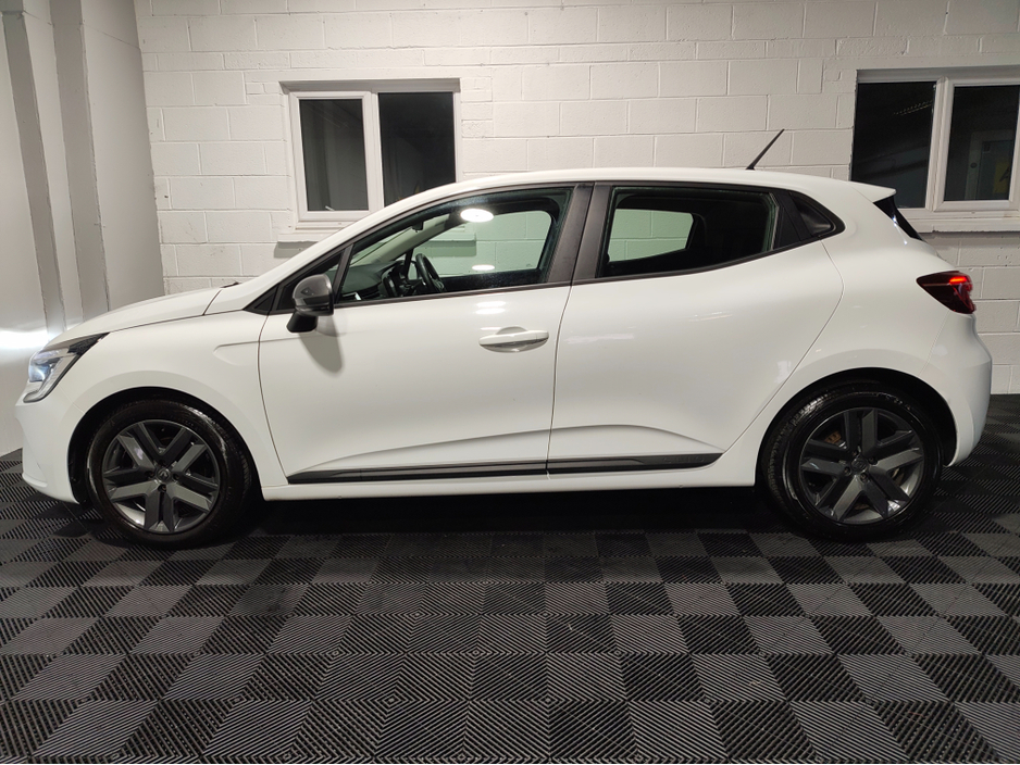 2022 Renault Clio - image 24