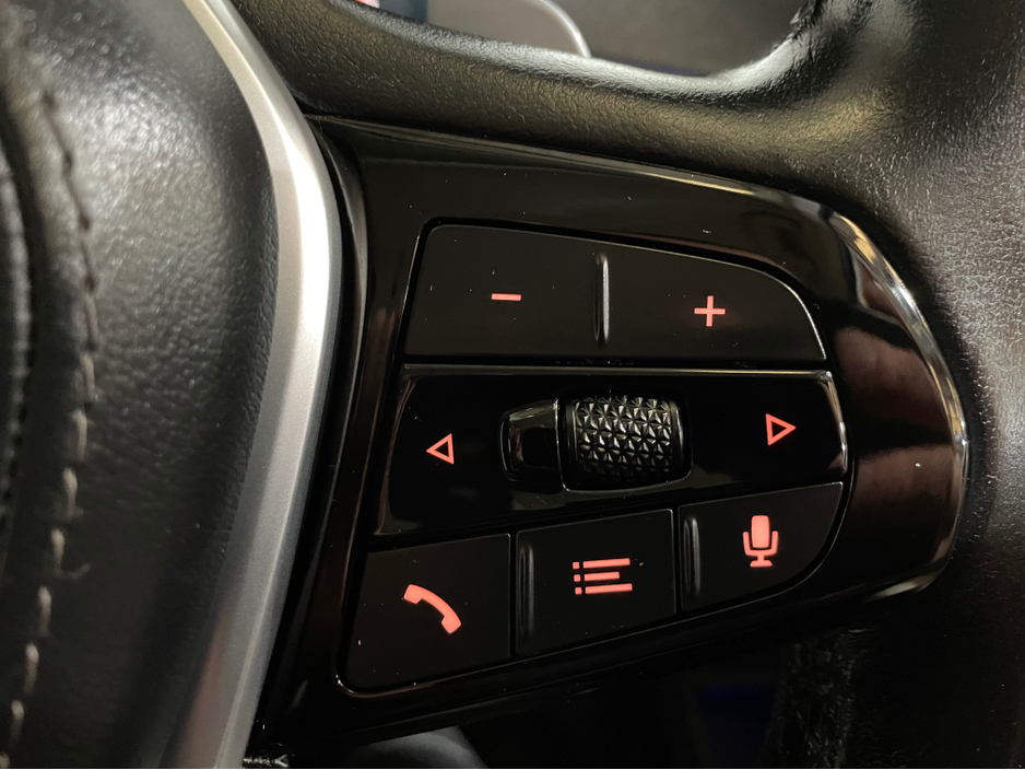 2021 BMW 5 Series - image 18