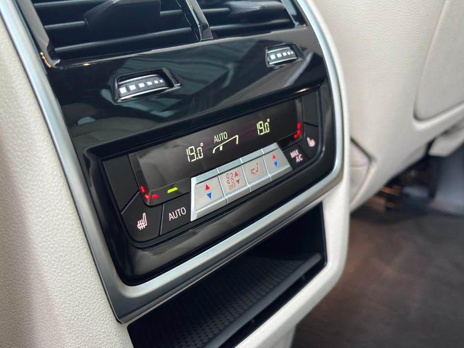 2021 BMW X7 - image 10