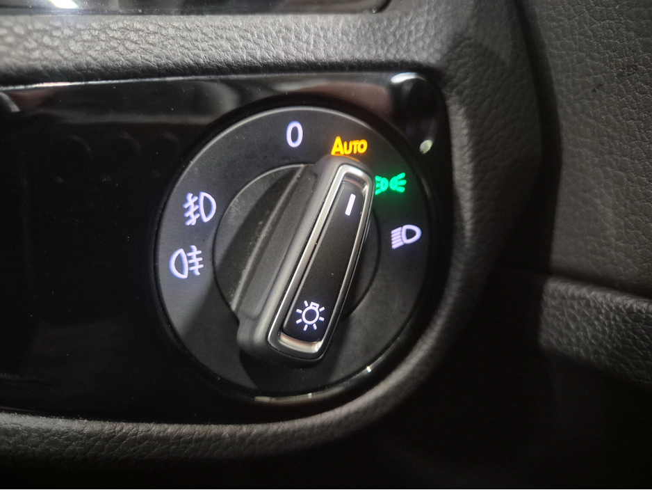 2017 Volkswagen Golf **HIGHLINE**ONLY 63000KMS**ALCANTARA SEATS*17" ALLOYS**BLIND SPOT WARNING**LANE ASSIST**KEYLESS ENTRY AND START**ADAPTIVE CRUISE CONTROL**DUAL ZONE CLIMATE CONTROL*REVERSE CAMERA*BLUETOOTH STREAMI €16,949