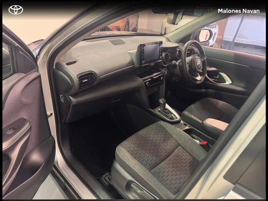 2024 Toyota Yaris Cross - image 6