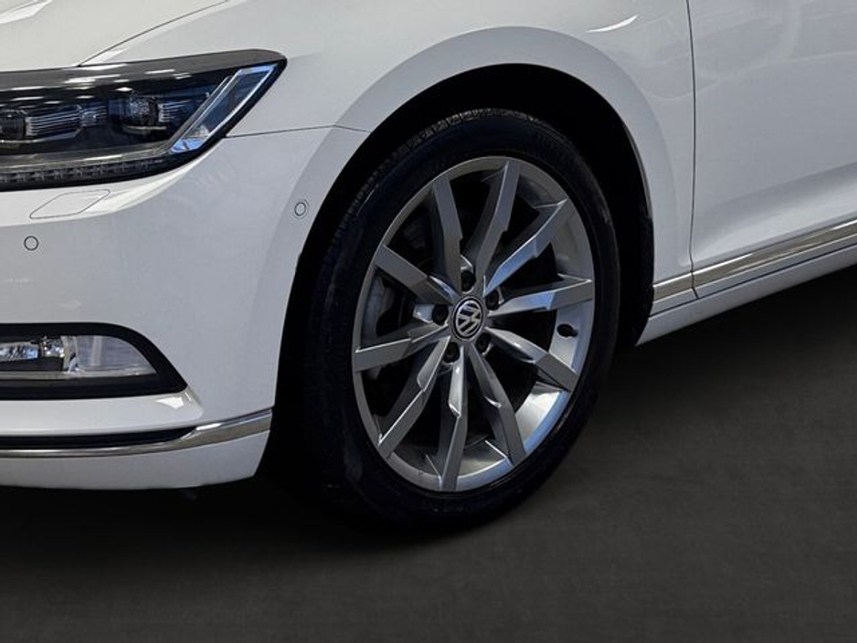 2018 Volkswagen Passat - image 10